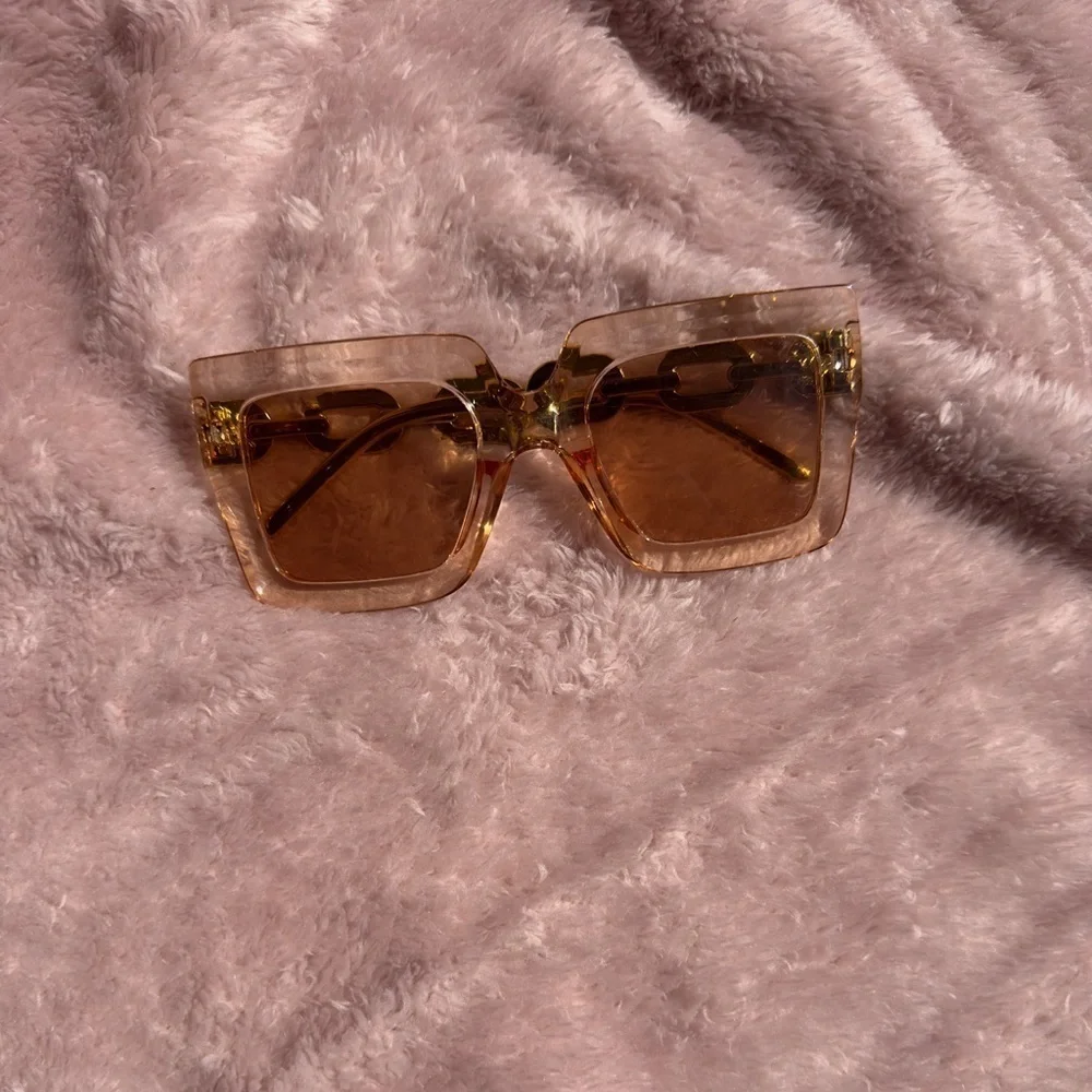 ✨ Rosé All Day Babe Sunglasses – Pink Gold Chainlink Glam